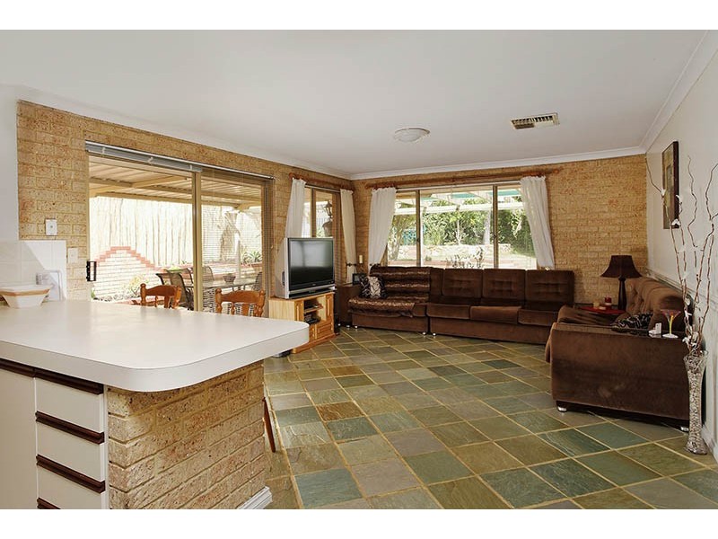 4 Anembo Pl, Kelmscott WA 6111