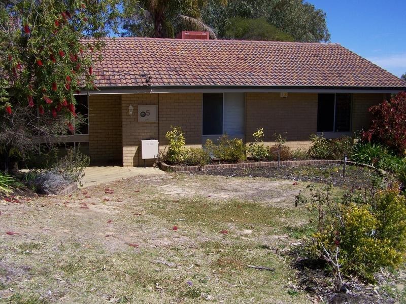 5 Deakin Court, Kelmscott WA 6111