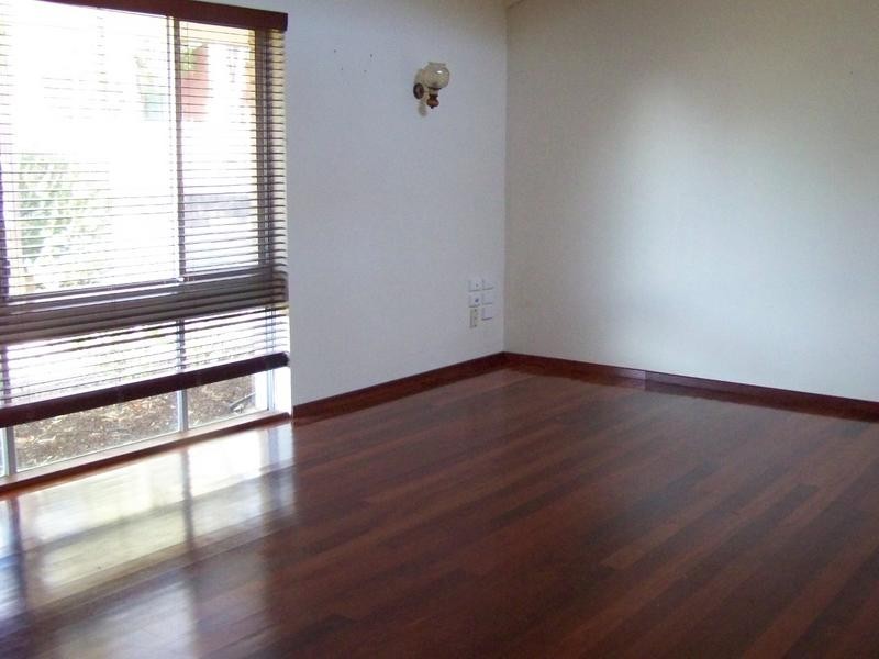 5 Deakin Court, Kelmscott WA 6111