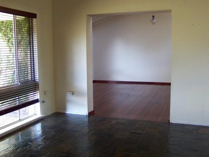 5 Deakin Court, Kelmscott WA 6111