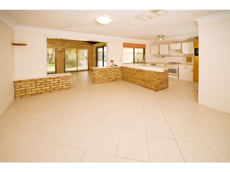 8 Ivanhoe Way, Camillo WA 6111