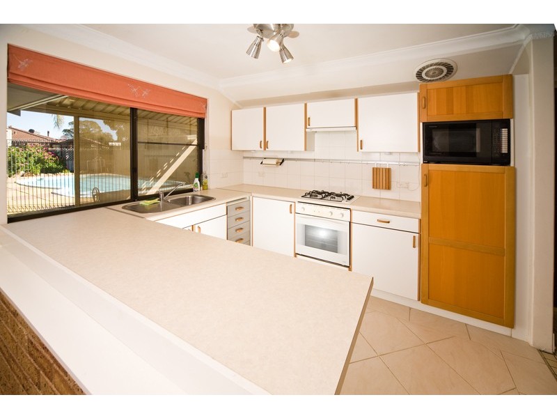 8 Ivanhoe Way, Camillo WA 6111