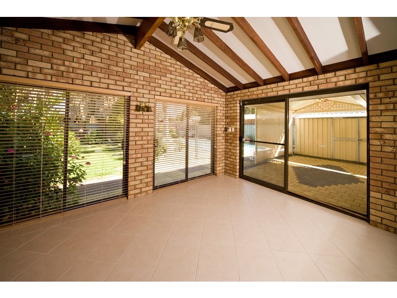 8 Ivanhoe Way, Camillo WA 6111