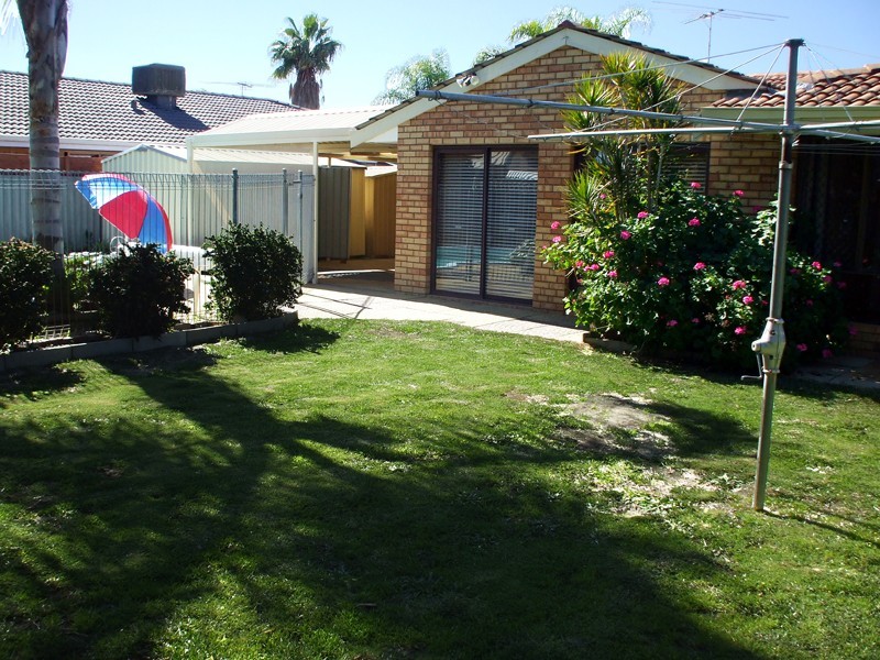 8 Ivanhoe Way, Camillo WA 6111