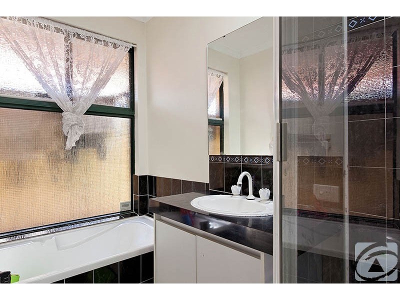 10 Santara Court, Seville Grove WA 6112