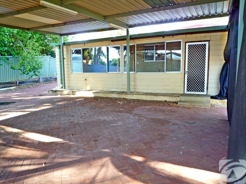 17 Valentine Road, Kelmscott WA 6111