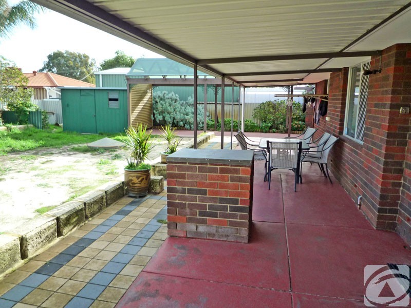 6 Willowmead Way, Kelmscott WA 6111