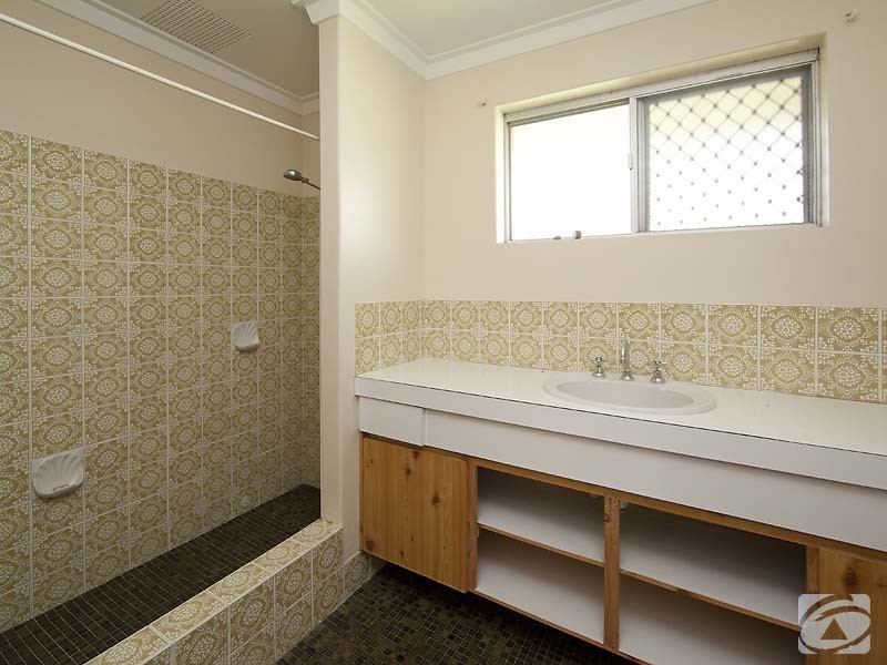 4 Arnott Street, Kelmscott WA 6111