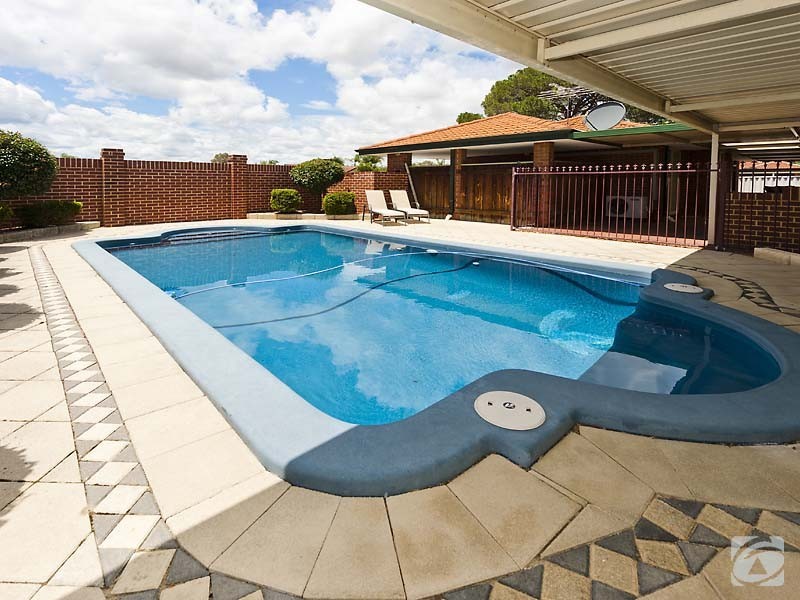 174 Seville Drive, Seville Grove WA 6112