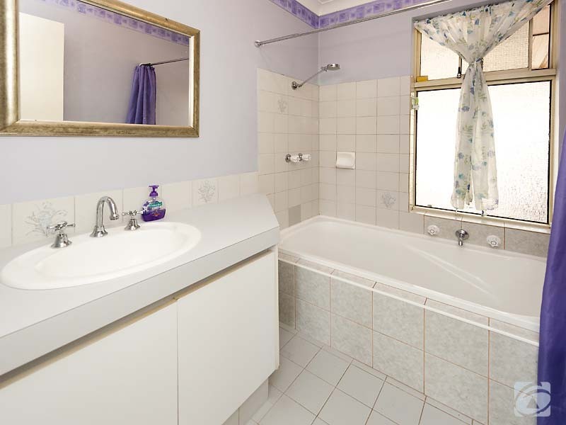 174 Seville Drive, Seville Grove WA 6112