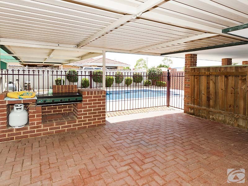 174 Seville Drive, Seville Grove WA 6112