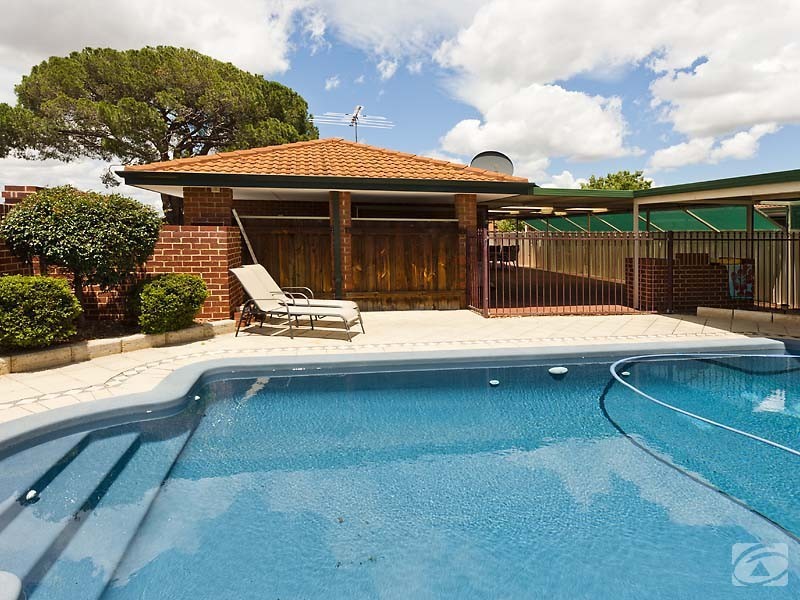 174 Seville Drive, Seville Grove WA 6112