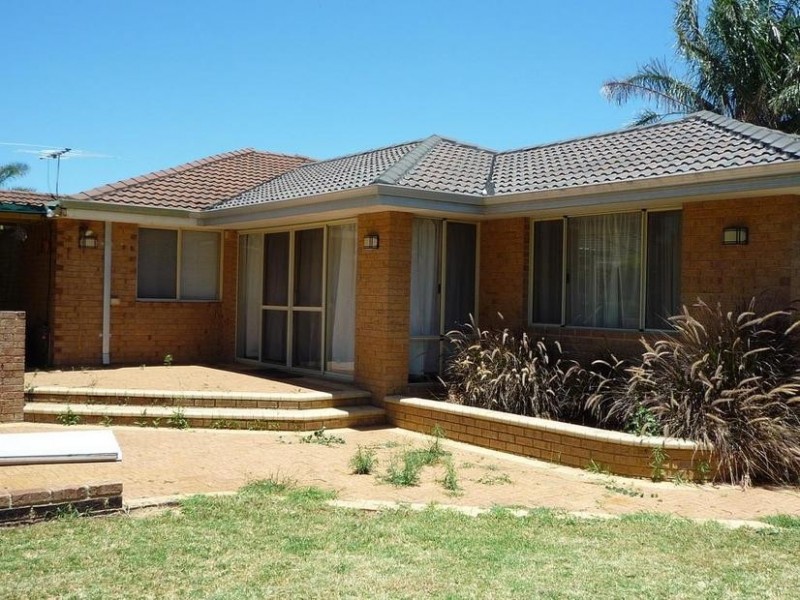 4 Eaglehawk Grove, Brookdale WA 6112