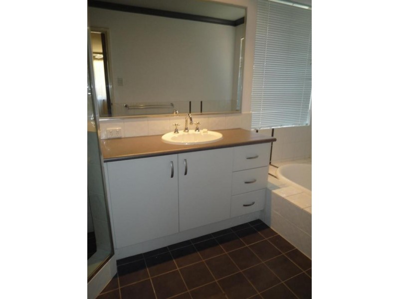 4 Eaglehawk Grove, Brookdale WA 6112