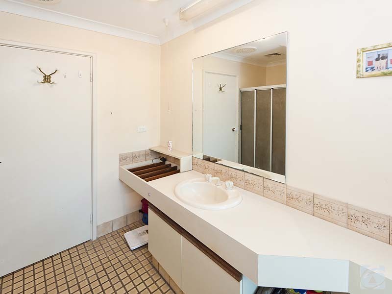 22 Guinivere Way, Camillo WA 6111