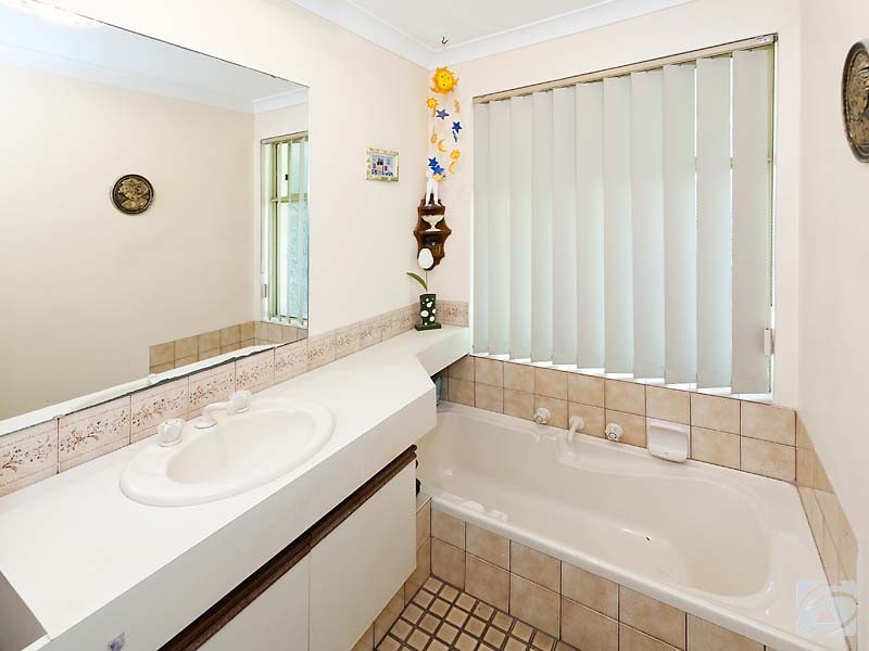 22 Guinivere Way, Camillo WA 6111