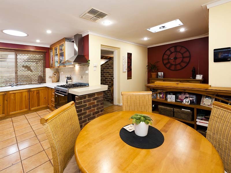 4 Ellis Road, Mount Nasura WA 6112