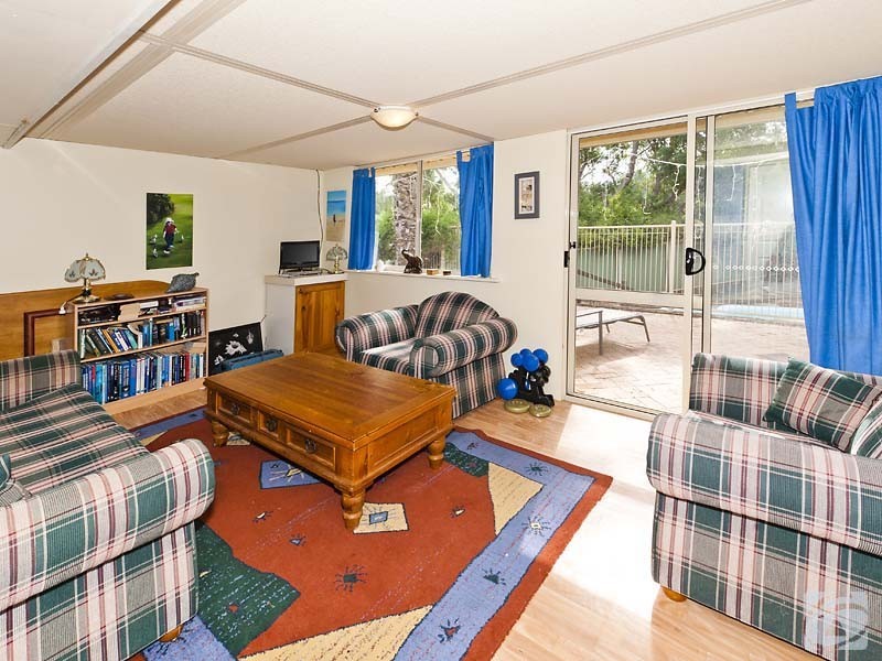 4 Ellis Road, Mount Nasura WA 6112