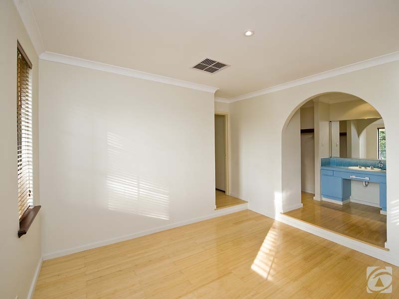 39 Hemingway Drive, Camillo WA 6111