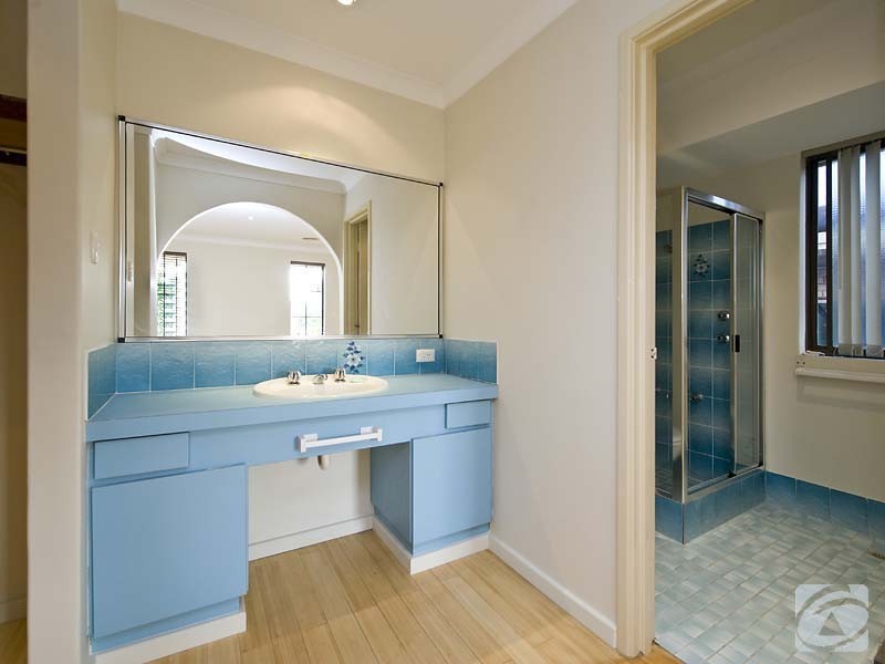 39 Hemingway Drive, Camillo WA 6111