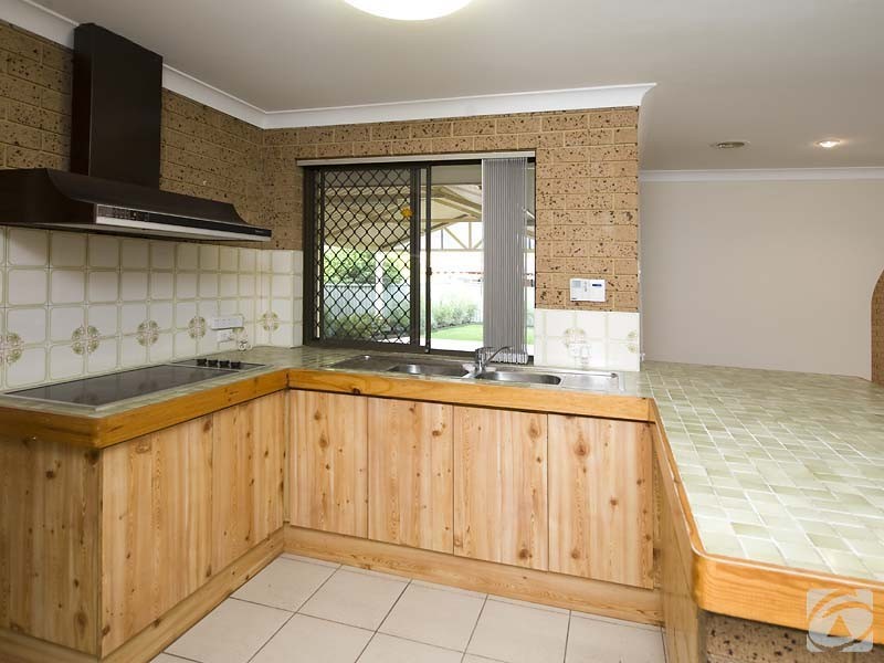 39 Hemingway Drive, Camillo WA 6111