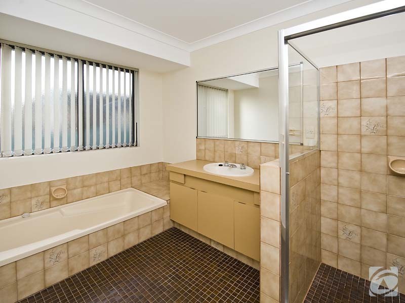 39 Hemingway Drive, Camillo WA 6111