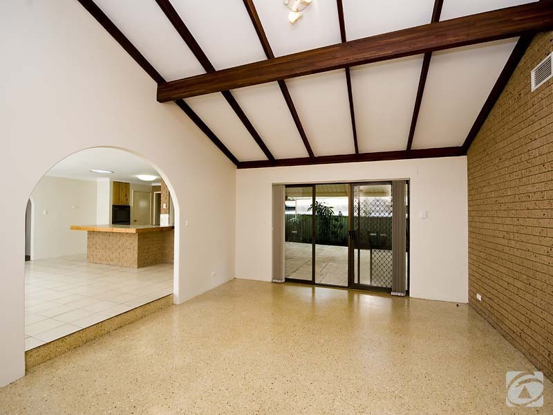 39 Hemingway Drive, Camillo WA 6111