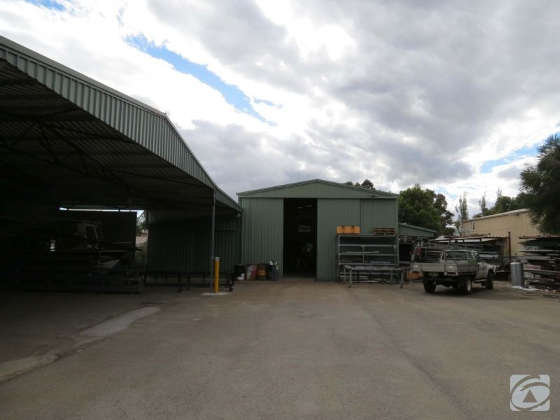 4 Burns Road, Armadale WA 6112