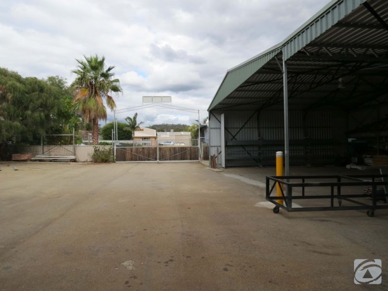 4 Burns Road, Armadale WA 6112