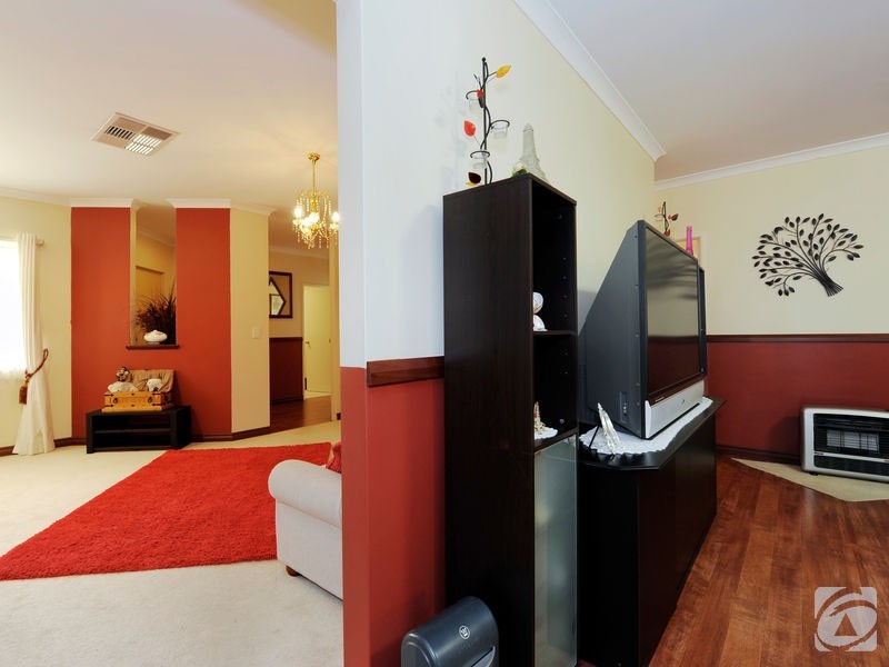 37 Merrifield Ave, Kelmscott WA 6111