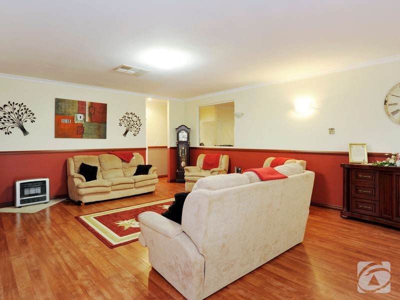 37 Merrifield Ave, Kelmscott WA 6111