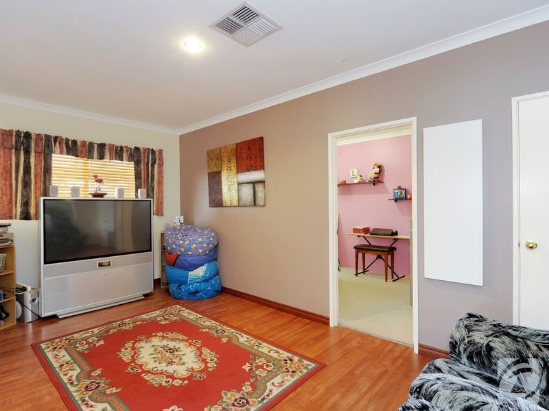 37 Merrifield Ave, Kelmscott WA 6111