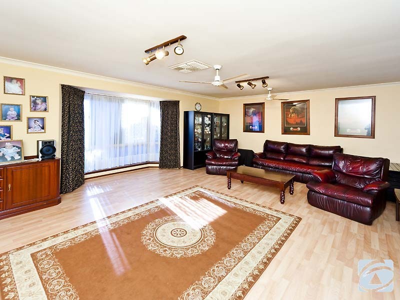 31 Ravenscroft Way, Kelmscott WA 6111