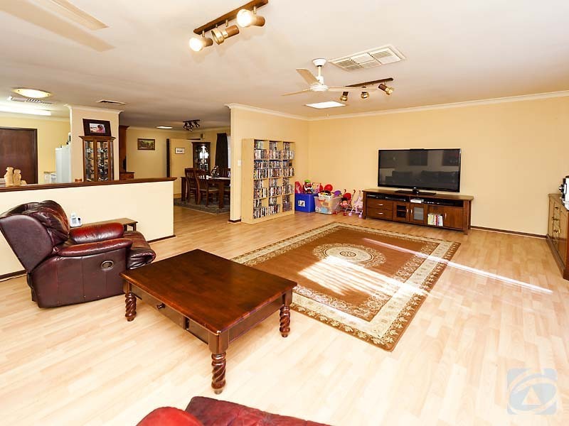 31 Ravenscroft Way, Kelmscott WA 6111