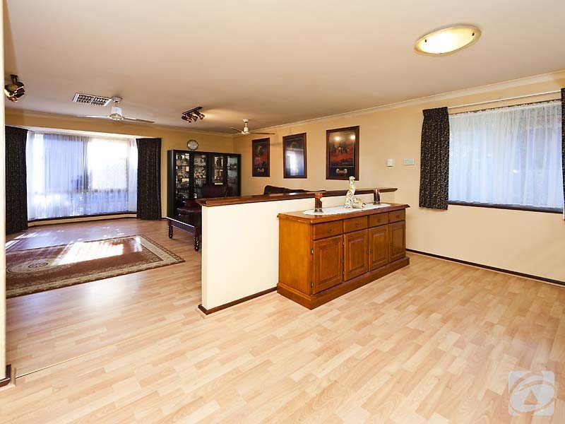 31 Ravenscroft Way, Kelmscott WA 6111