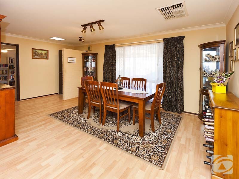 31 Ravenscroft Way, Kelmscott WA 6111