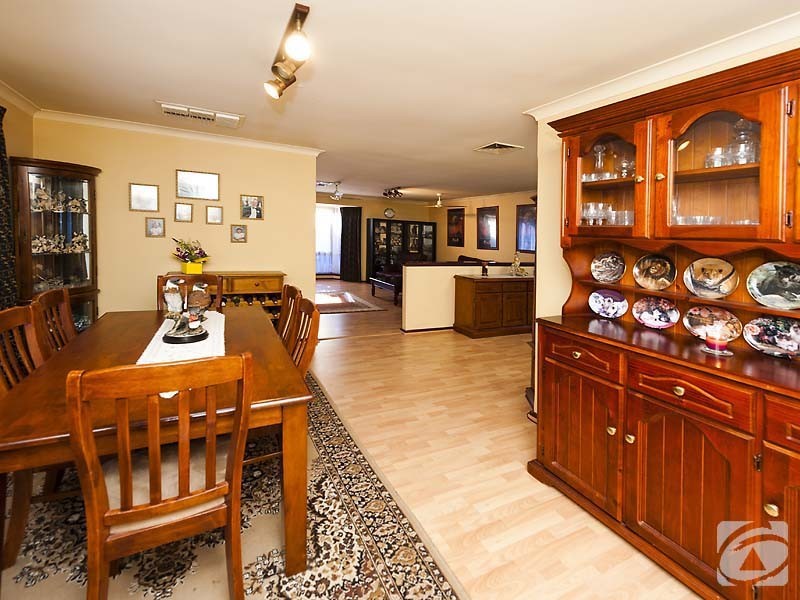 31 Ravenscroft Way, Kelmscott WA 6111