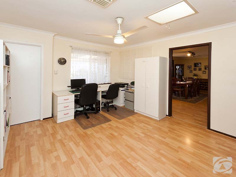 31 Ravenscroft Way, Kelmscott WA 6111