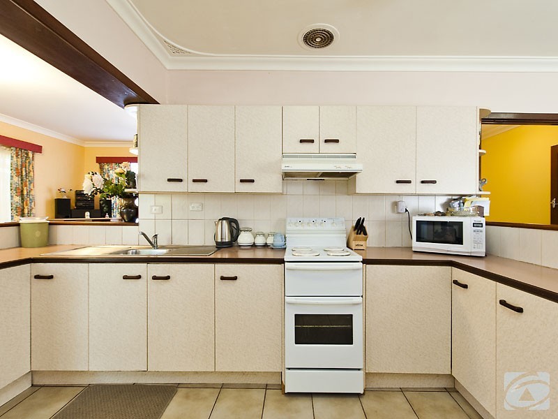 2 Natasha Way, Camillo WA 6111