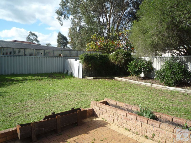 4 Eaglehawk Grove, Brookdale WA 6112