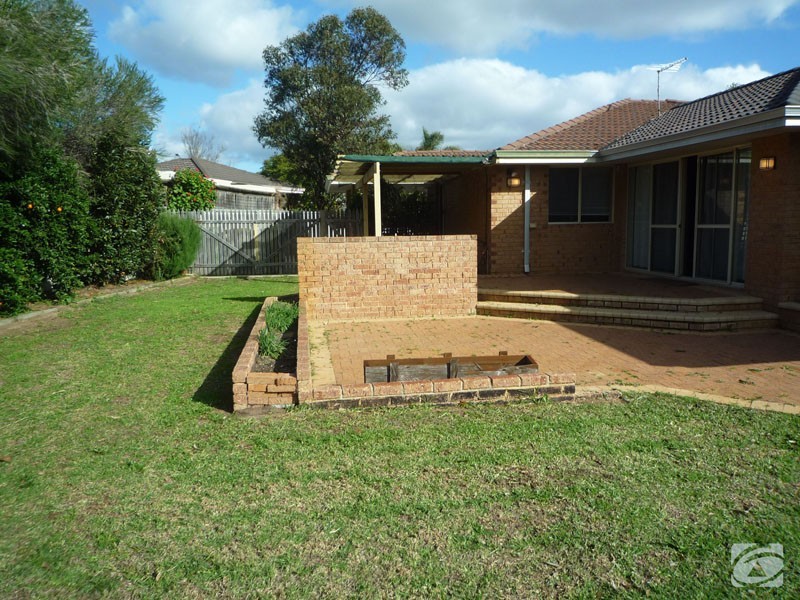 4 Eaglehawk Grove, Brookdale WA 6112