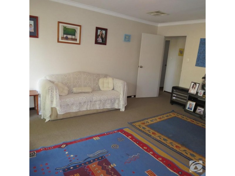 18 Selsdon Court, Camillo WA 6111
