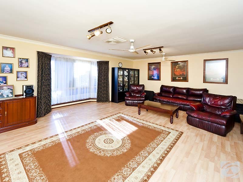 31 Ravenscroft Way, Kelmscott WA 6111