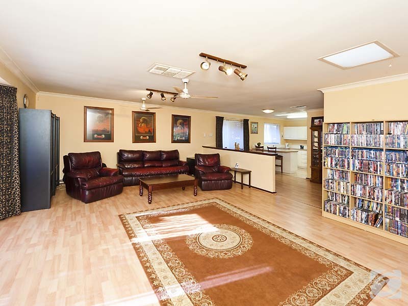 31 Ravenscroft Way, Kelmscott WA 6111