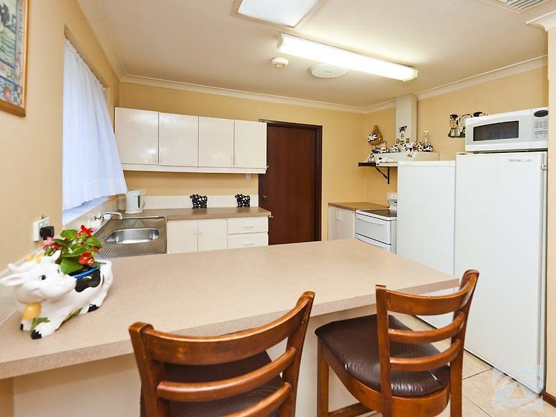 31 Ravenscroft Way, Kelmscott WA 6111