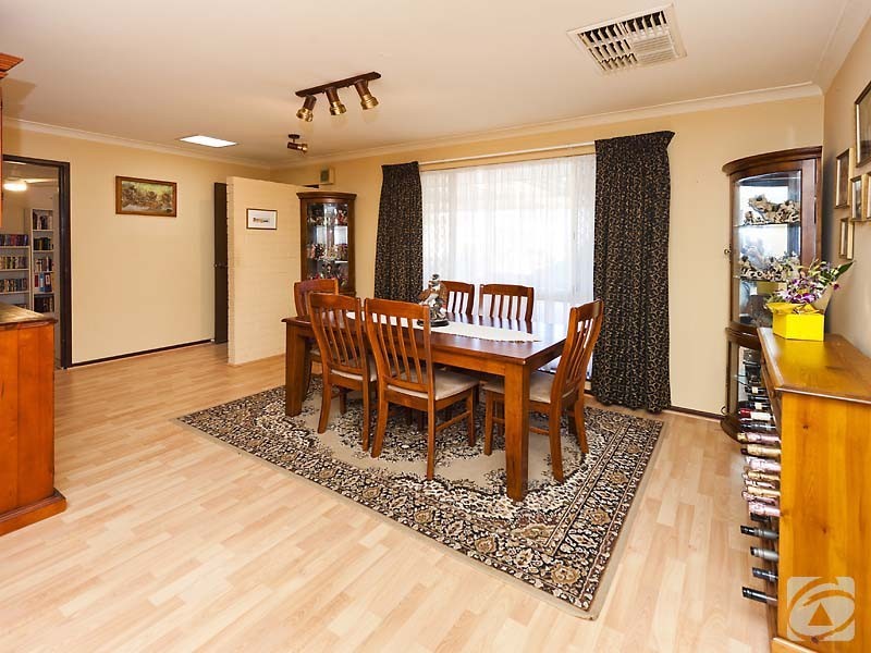 31 Ravenscroft Way, Kelmscott WA 6111