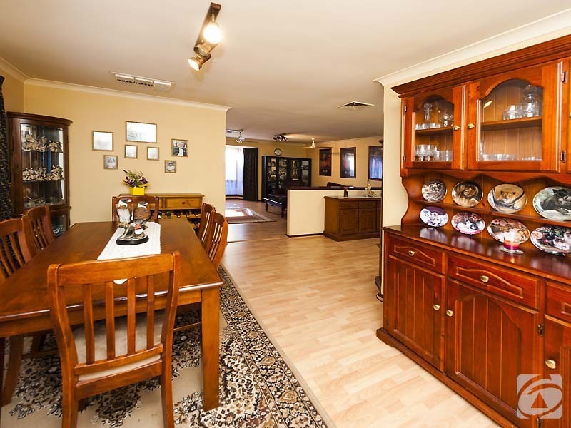 31 Ravenscroft Way, Kelmscott WA 6111