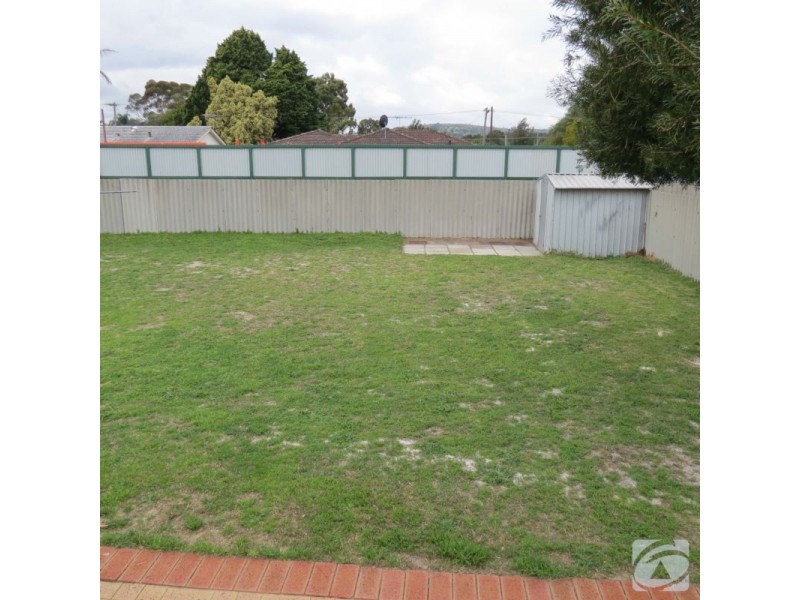 25 Tollington Park Rd, Kelmscott WA 6111
