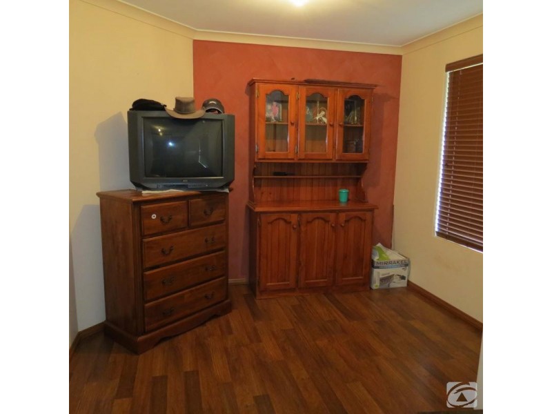 92 Strawberry Dr, Seville Grove WA 6112