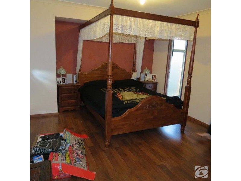 92 Strawberry Dr, Seville Grove WA 6112